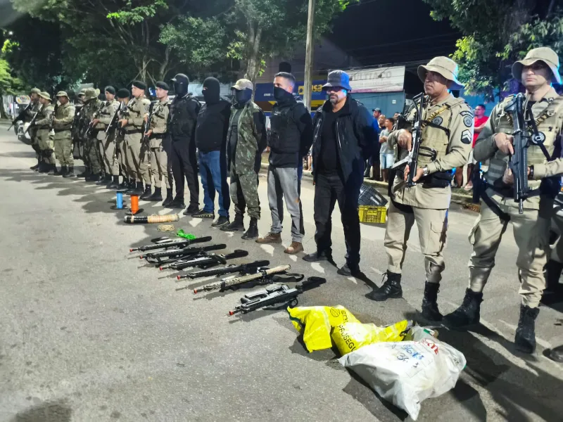 Simulado da Polícia Militar contra crime a instituiçõs financeiras atrai centenas de pessoas á Av. Getúlio Vargas em Teixeira de Freitas 