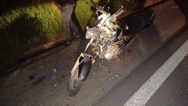 Morte na BR 101 -  idosa morre em acidente  entre caminhão e moto  deixa proximo a Rancho Alegre. Condutor da moto foi socorrido em estado grave