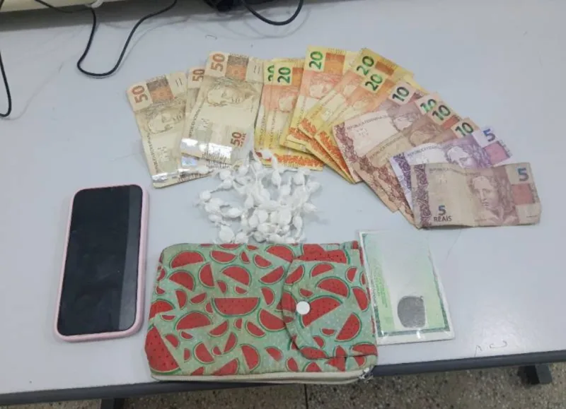 Mulher é presa por tráfico de drogas no Prado
