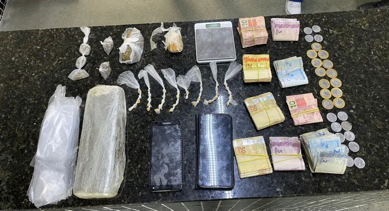 PM prende homem com drogas, arma de fogo e moto adulterada em Itamaraju