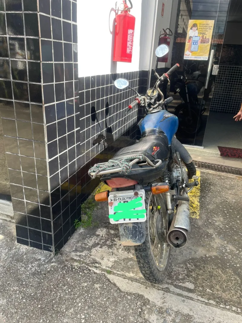 PM prende homem com drogas, arma de fogo e moto adulterada em Itamaraju
