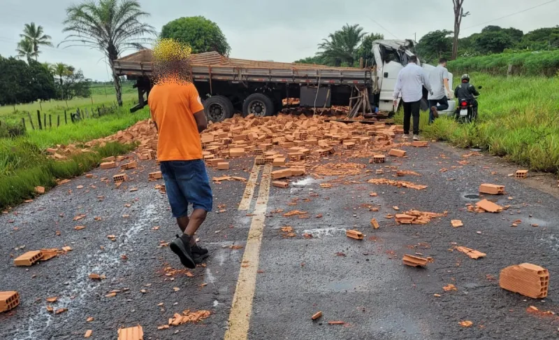 Caminhão carregado de lajotas tomba na BA-290 após desviar de buraco na pista