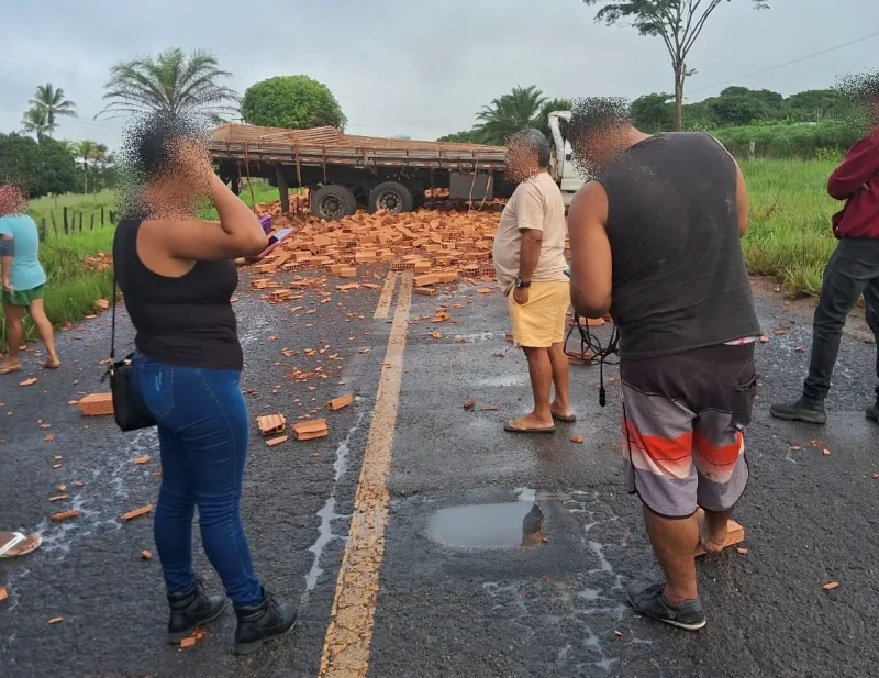 Caminhão carregado de lajotas tomba na BA-290 após desviar de buraco na pista
