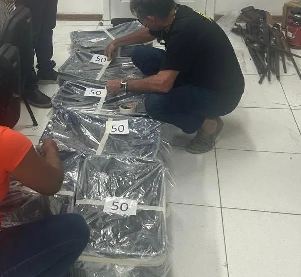 Polícia Civil destrói mais de uma tonelada de armas de fogo apreendidas