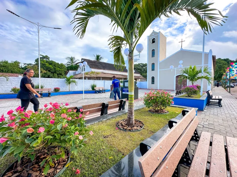 Nova Praça da Matriz é entregue em Cumuruxatiba junto com reforços para a saúde pública