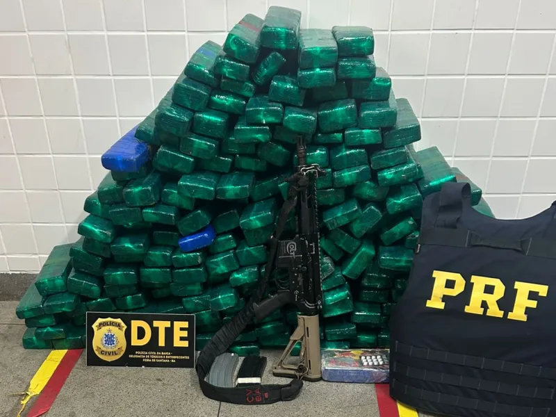 PRF apreende 132 quilos de drogas e fuzil durante fiscalização na BR-116, em Feira de Santana