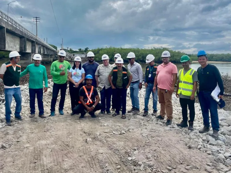 Obra da ponte em Prado recebe vistoria do INEMA