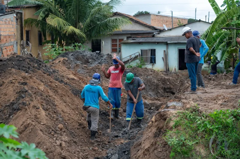 Macrodrenagem e saneamento no Redenção avançam mesmo com chuvas em Teixeira de Freitas