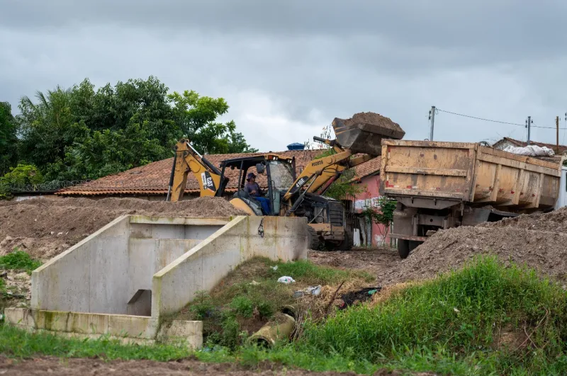 Macrodrenagem e saneamento no Redenção avançam mesmo com chuvas em Teixeira de Freitas