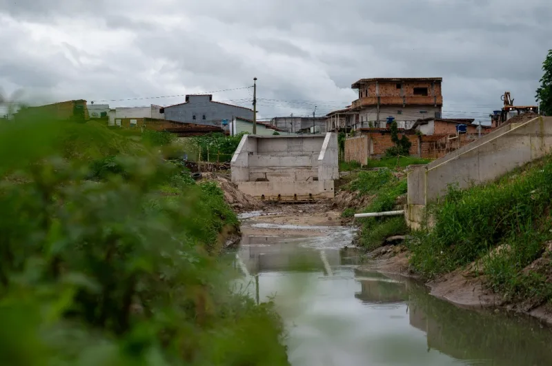 Macrodrenagem e saneamento no Redenção avançam mesmo com chuvas em Teixeira de Freitas