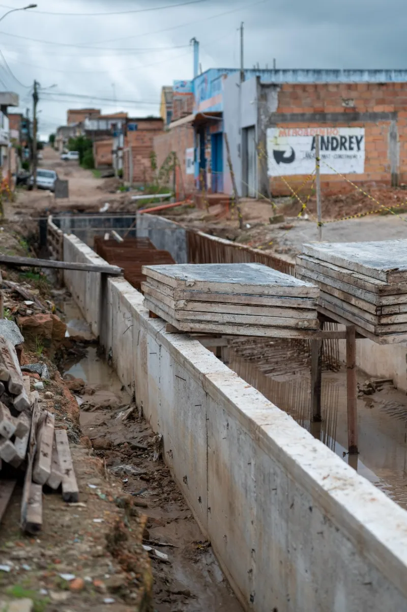 Macrodrenagem e saneamento no Redenção avançam mesmo com chuvas em Teixeira de Freitas