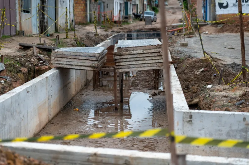 Macrodrenagem e saneamento no Redenção avançam mesmo com chuvas em Teixeira de Freitas