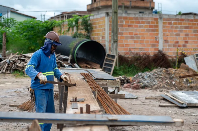 Macrodrenagem e saneamento no Redenção avançam mesmo com chuvas em Teixeira de Freitas