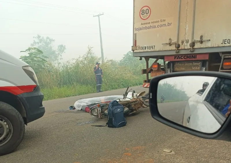 Tragédia na BA-284: colisão entre motocicleta e caminhão deixa um morto e um ferido grave