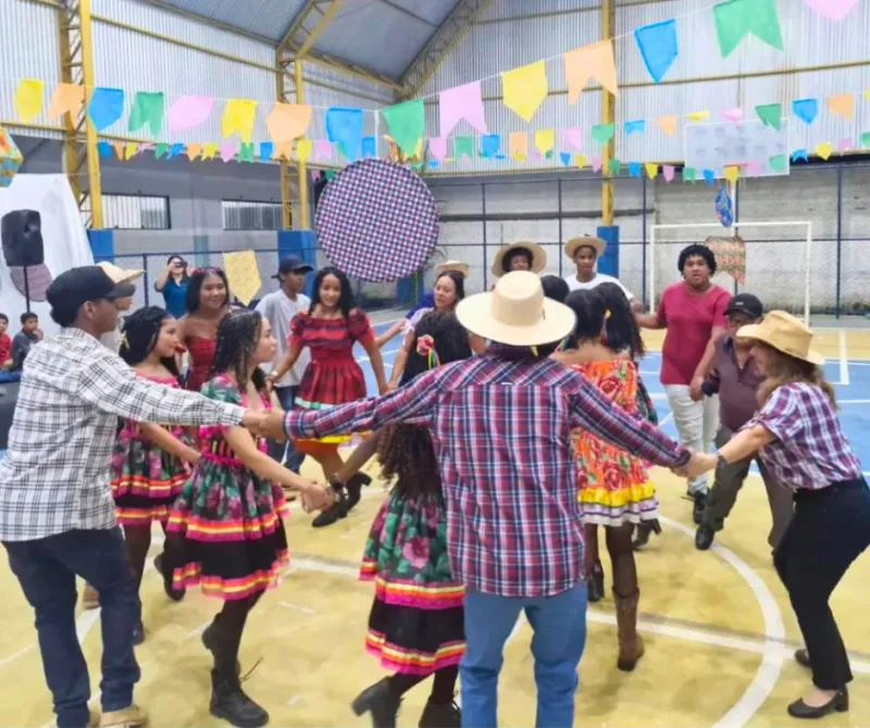 Escolas de Teixeira de Freitas celebram a cultura nordestina em festas juninas animadas