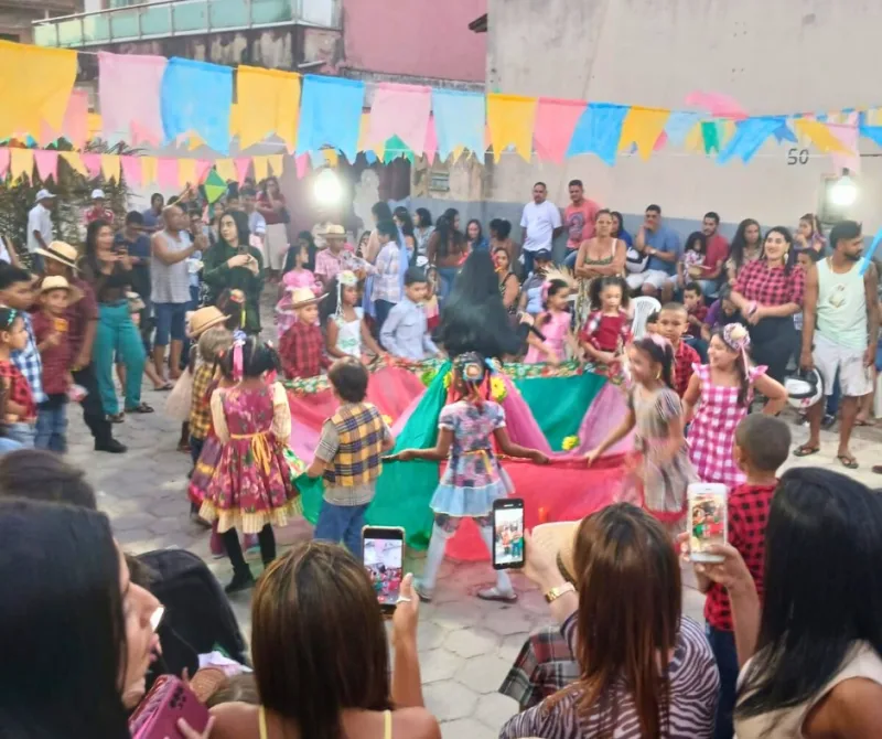 Escolas de Teixeira de Freitas celebram a cultura nordestina em festas juninas animadas