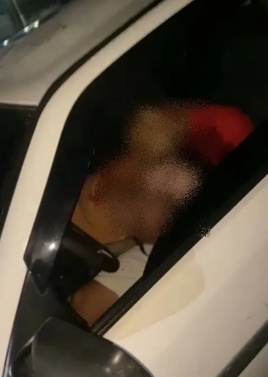Casal é encontrado morto com marcas de tiros dentro de carro em Serrinha