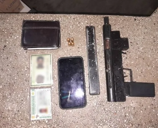 Homem é preso em Prado com submetralhadora após denúncias de disparos em via pública