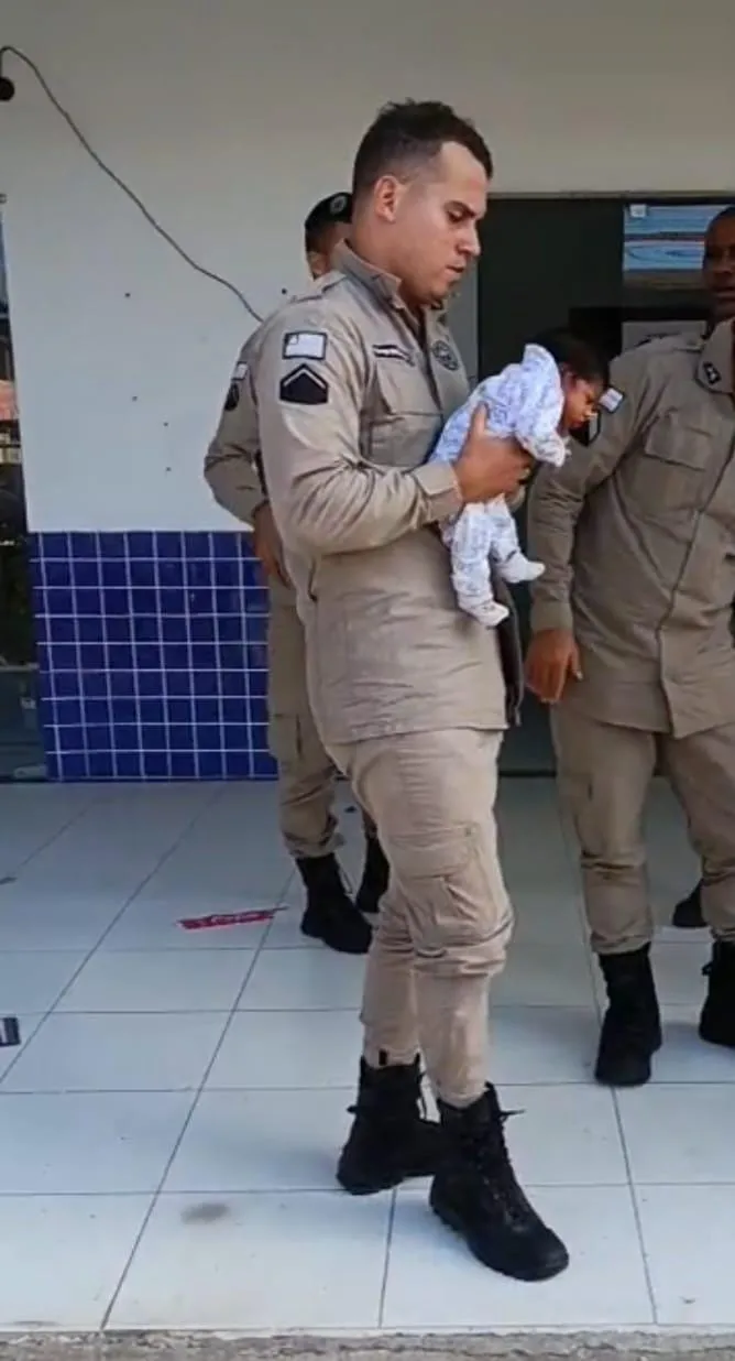 POLICIAIS MILITARES SALVAM RECÉM-NASCIDO NO EXTREMO SUL
