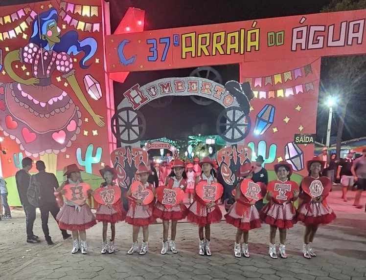 Prefeitura de Medeiros Neto abre 37º Arraiá do Água Fria com desfile junino das escolas públicas