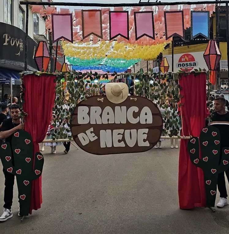 Prefeitura de Medeiros Neto abre 37º Arraiá do Água Fria com desfile junino das escolas públicas