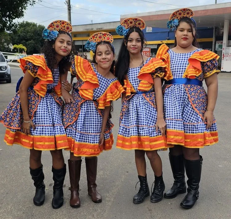 Prefeitura de Medeiros Neto abre 37º Arraiá do Água Fria com desfile junino das escolas públicas