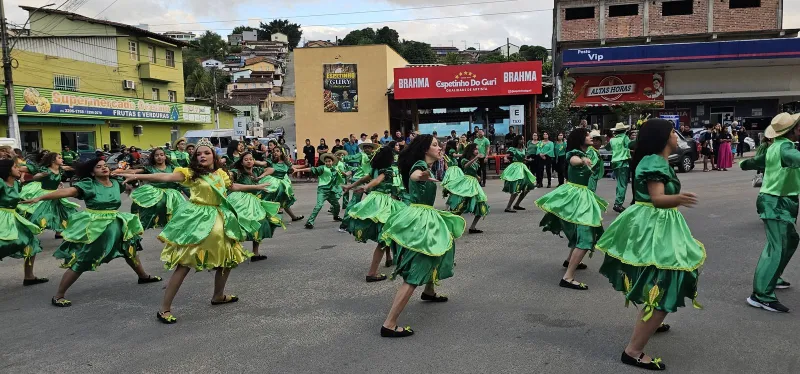 Prefeitura de Medeiros Neto abre 37º Arraiá do Água Fria com desfile junino das escolas públicas
