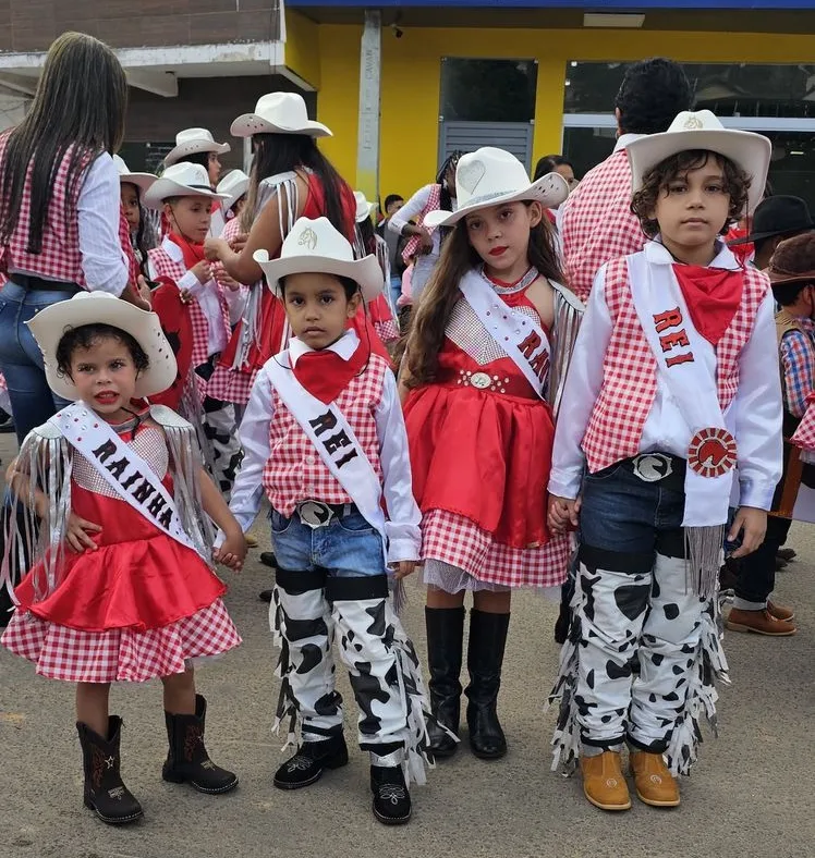 Prefeitura de Medeiros Neto abre 37º Arraiá do Água Fria com desfile junino das escolas públicas