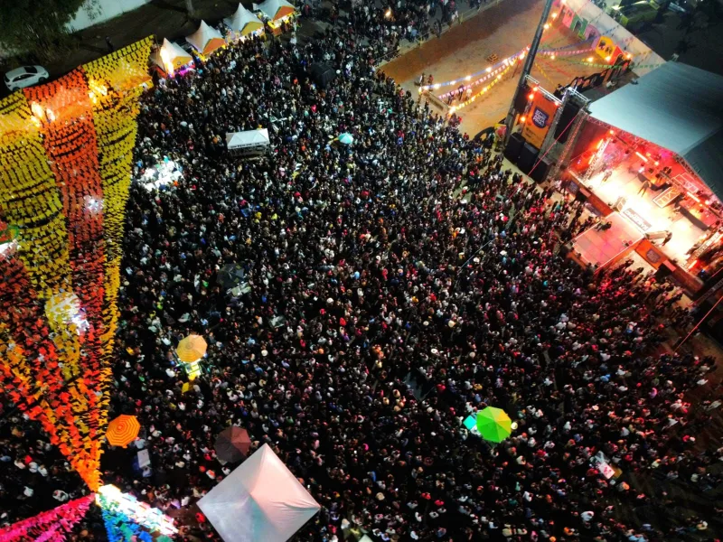 Mais de 40 mil pessoas lotam a 2ª noite do 37º Arraia do Água Fria em Medeiros Neto!