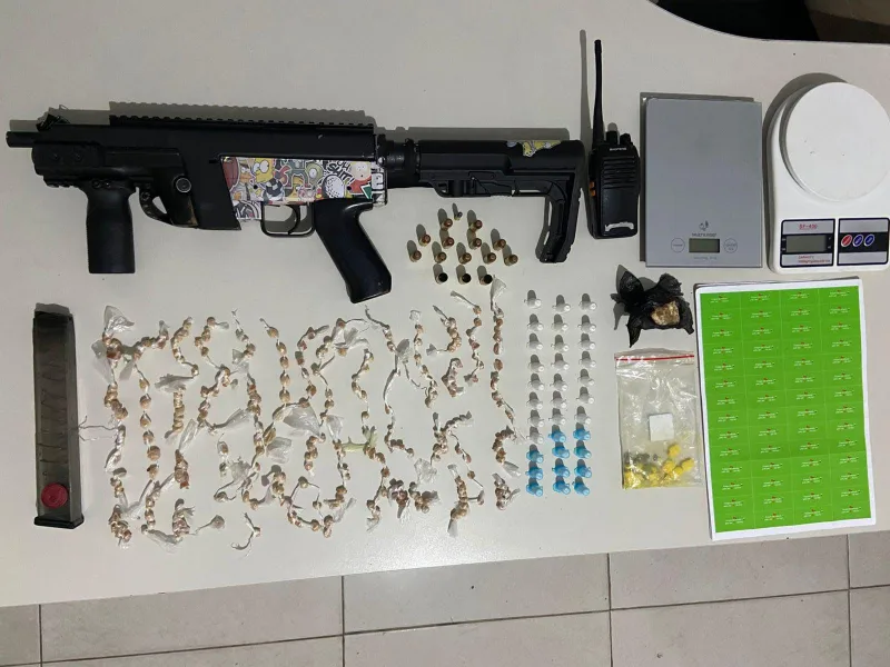 Polícia Militar apreende submetralhadora e drogas durante operação em Itabatã