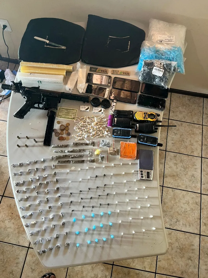 Homem é preso com submetralhadora, coletes balísticos e drogas em Santa Cruz de Cabrália