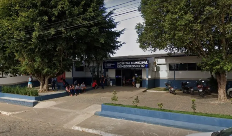Mulher é esfaqueada após desentendimento por celular em Medeiros Neto
