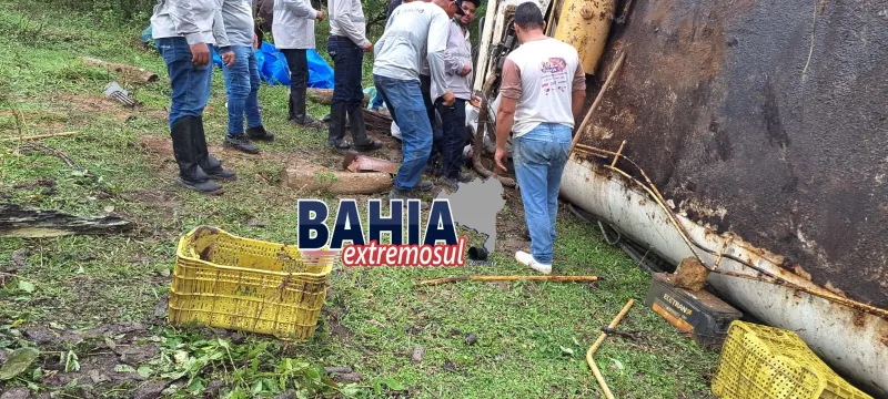Caminhão tomba e deixa quatro pessoas feridas no interior de Caravelas