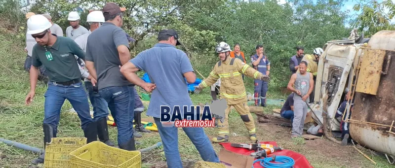 Caminhão tomba e deixa quatro pessoas feridas no interior de Caravelas