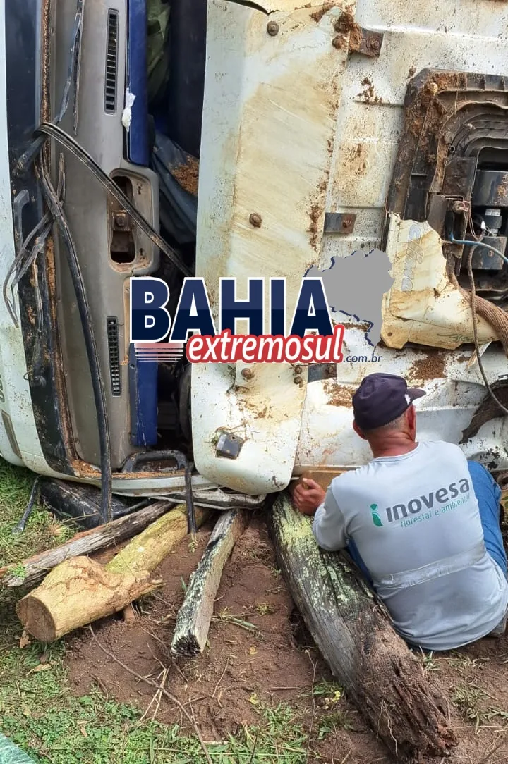 Caminhão tomba e deixa quatro pessoas feridas no interior de Caravelas