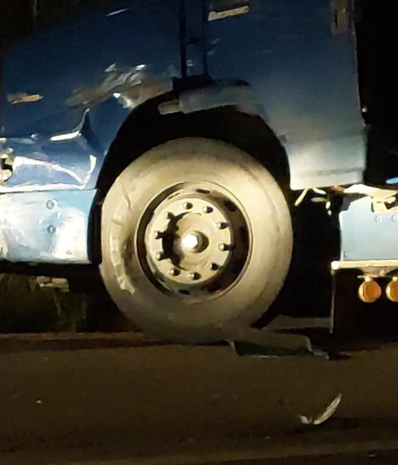 Motociclcista perde a vida e companheira fica gravemente ferida  em colisão  com caminhão na BR 101 em Teixeira de Freitas