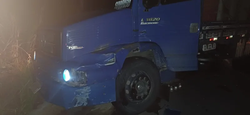 Motociclcista perde a vida e companheira fica gravemente ferida  em colisão  com caminhão na BR 101 em Teixeira de Freitas