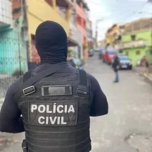 Eunápolis - Madrasta é presa por deixar criança de 5 anos com perna quebrada sozinha em casa