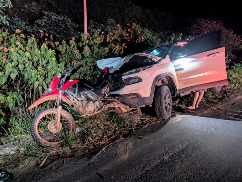 Motociclista sofre ferimentos graves em colisão traseira na BR-101, em Teixeira de Freitas