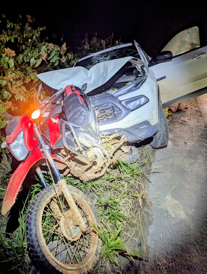 Motociclista sofre ferimentos graves em colisão traseira na BR-101, em Teixeira de Freitas