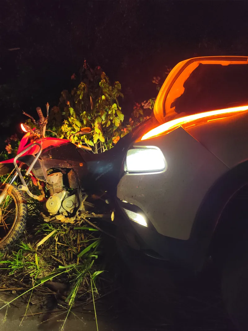 Motociclista sofre ferimentos graves em colisão traseira na BR-101, em Teixeira de Freitas