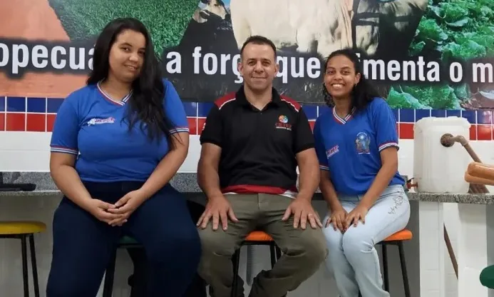 Estudantes de Medeiros Neto transformam lixo da agroindústria em lenha sustentável