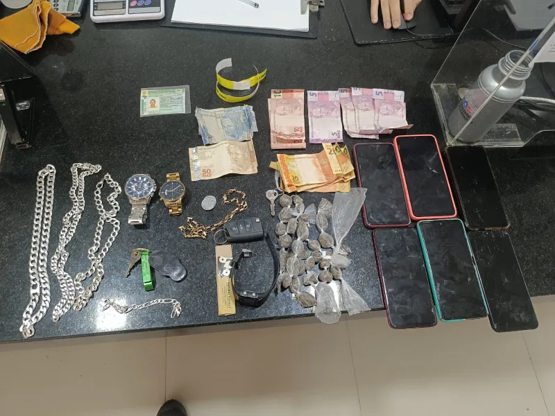 PM recupera carro furtado e apreende drogas em Eunápolis