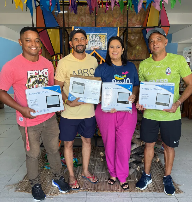 Prefeitura de Prado entrega refletores para quadras em Cumuruxatiba e reforça incentivo ao esporte
