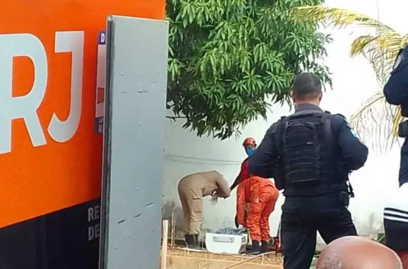 Adolescente mata pais e irmão no RJ e é apreendido após esconder corpos na cisterna