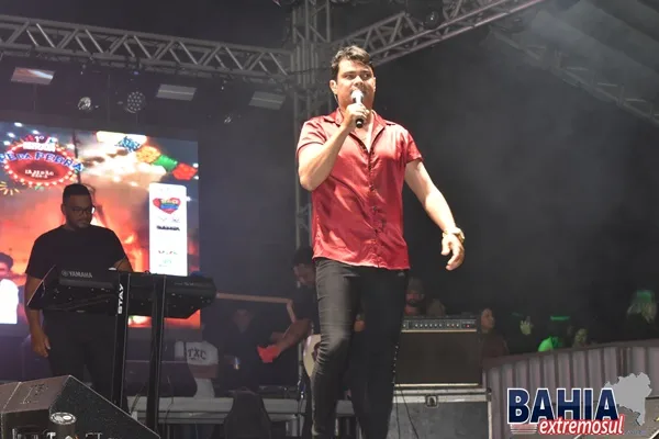 1º Arraiá Pé da Pedra tem abertura animada em Lajedão com presença de prefeitos e grandes atrações musicais