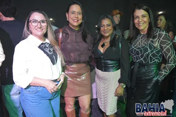 1º Arraiá Pé da Pedra tem abertura animada em Lajedão com presença de prefeitos e grandes atrações musicais