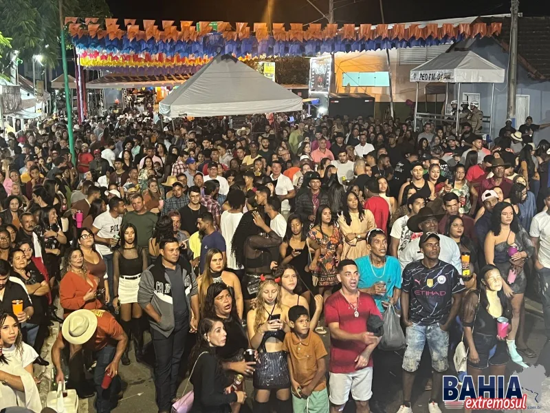 Recorde de público e presença política marcam segunda noite do 1º Arraiá Pé da Pedra de Lajedão