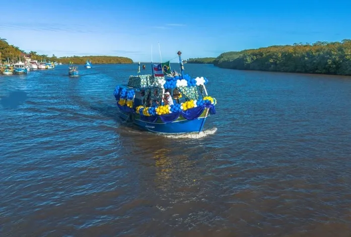Barcos enfeitam o Rio Jucuruçu em emocionante homenagem a São Pedro, no Prado