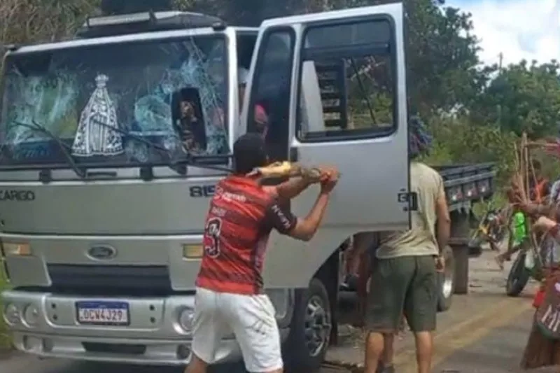 Tensão na BR-101: Caminhoneira é ameaçada e tem veículo incendiado durante protesto indígena